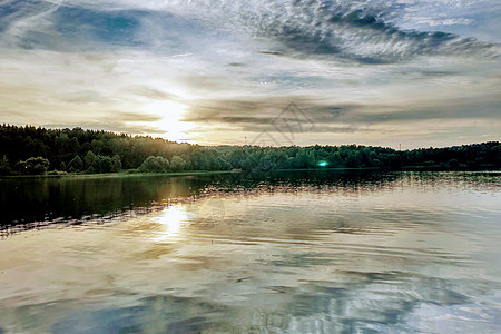 湖边或河边美丽的日落 自然背景日光天空树木反射苏醒自由森林场景时间蓝色图片