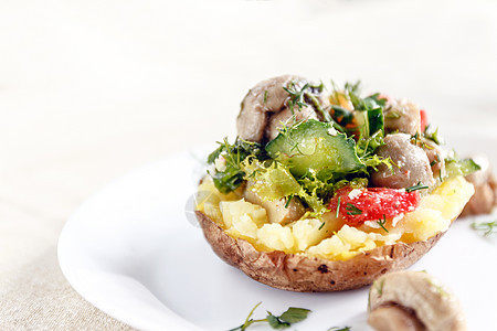 用蘑菇 西红柿和蔬菜整块烤土豆烹饪午餐营养洋葱乡村熏肉美食胡椒盘子饮食图片