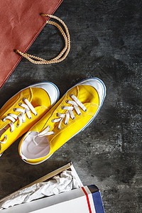 新的黄色运动鞋 盒子和包裹 从商店到黑铜工作室鞋类配件包装女孩广告运动衣柜有氧运动运动服图片