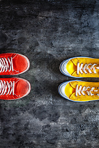 红色 旧 破旧 脏 破 运动鞋和新的黄色运动鞋图片
