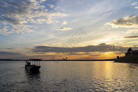 横跨大坝一侧的客轮乘客 晚上10点15分风景地平线太阳独木舟海滩船只旅行海洋运输日出图片