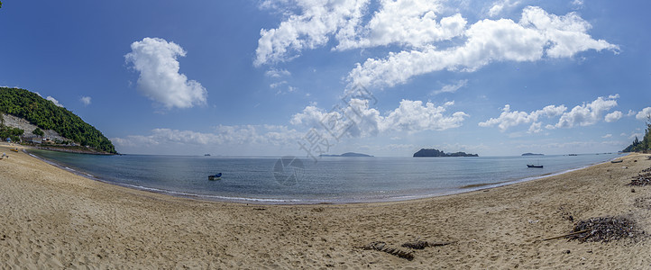 中午的海和沙滩 明亮的天空 乌云图片