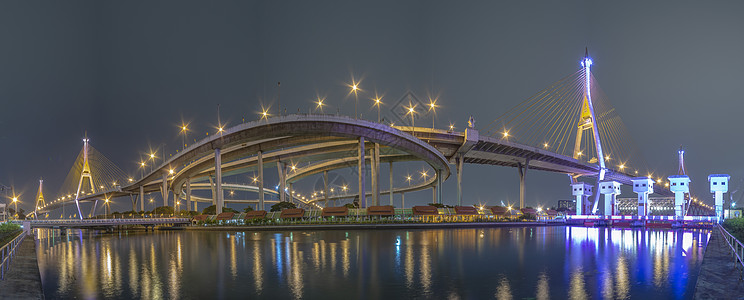 Bhumibol大桥河大桥 晚上用多种颜色打开灯光旅行地标场景色光夜空蓝色风景运输建筑学全景图片