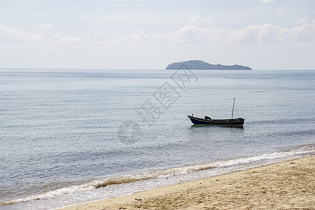 小船在海边停泊 小船在海滩附近海岸波浪旅行日落海洋天空血管地平线太阳蓝色图片