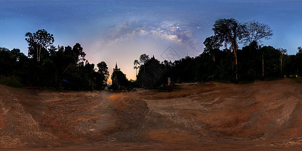 全景VR360 T期间树影上方的银河图片