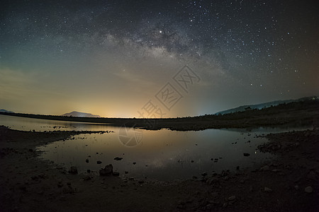 天空中的星星在夜晚反射着光芒 银河系a蓝色星系天文太阳风暴星云天文学森林摄影全景图片