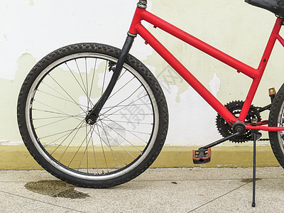 旧红色自行车车轮的详情图片