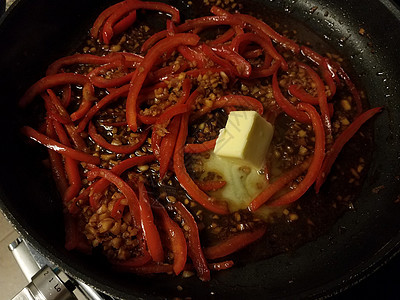 红胡椒 大蒜和煎锅黄油蔬菜烹饪午餐食物油炸胡椒平底锅红辣椒图片