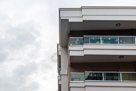 从一个现代建筑的角落拍摄 带有阳台的街角镜头图片