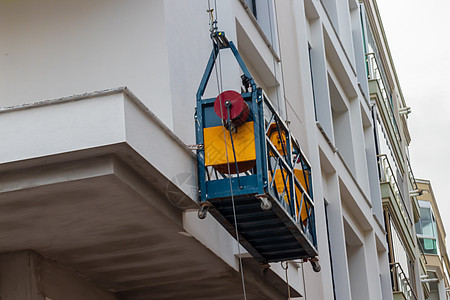 一栋旧建筑 在附近建起一幢电梯图片