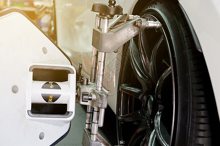 轮对齐摄像头的图像液压测试技术员车辆工程平台作坊传感器车轮车库图片