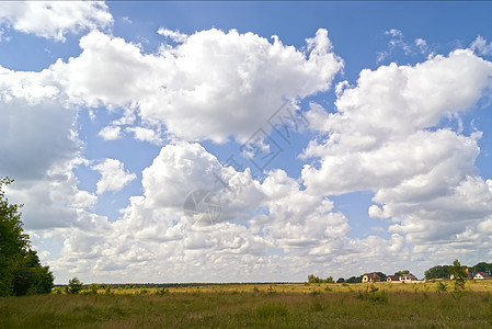 地平线上的云土地绿色乡村白色环境蓝色场地草地农村图片