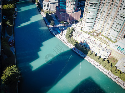 沿芝加哥河一带的顶端天线和办公楼旅游公寓海滩天空市中心商业景观天际蓝色街道图片