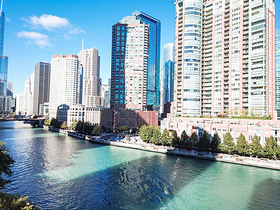 沿芝加哥河一带的顶端天线和办公楼反射地标天际高楼公寓商业住房海滩街道市中心图片