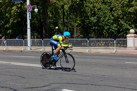 2019年6月25日至19日在白俄罗斯明斯克第2届欧洲运动会中参加男子分裂开始个人竞赛的乌克兰骑着哥伦比亚自行车的Cyclist图片