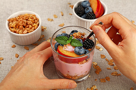 妇女用酸奶一起吃梅斯里粮粒早餐桌布油桃饮食勺子女士浆果牛奶白色营养食物图片