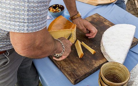 男人切老起司 在霍兰传统砧板文化吸引力旅游食物小吃美味产品奶制品图片