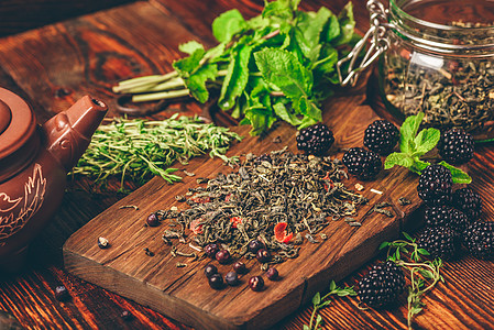 与黑莓 薄荷和惠美的绿茶调味品砧板叶子草本植物水果百里香茶壶乡村仪式文化图片
