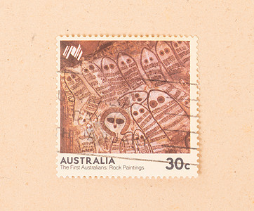 澳大利亚大约 1970 年 在澳大利亚打印的邮票显示 f岩石信封棕色男人眼睛岩画绘画空气收藏历史性背景图片