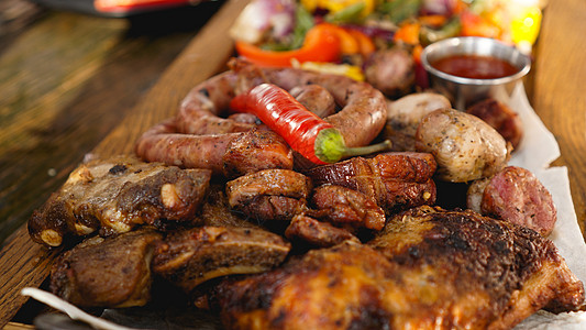 混合烤肉盘 各种美味的烧肉和蔬菜一起吃乡村午餐产品野餐烹饪香料桌子牛扒土豆猪肉图片