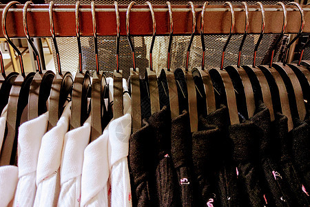 衣服挂在设计师服装店的架子上木头店铺商业服装收藏织物夹克裙子零售洗衣店图片