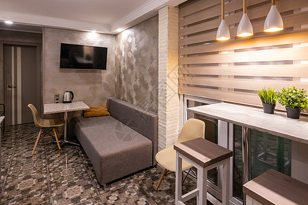 旅馆房间内一个小起居室 与厨房连成一间桌子公寓酒店住宅沙发分区真实性陶瓷招聘客厅图片