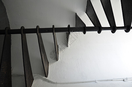 灯塔中的黑铁铁金属螺旋楼梯和白墙建筑黑色脚步白色图片