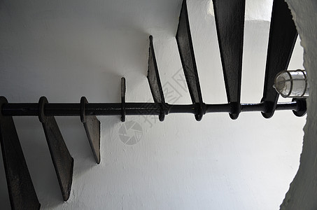 灯塔中的黑铁铁金属螺旋楼梯和白墙建筑白色脚步黑色图片