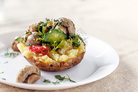 用蘑菇 西红柿和蔬菜整块烤土豆营养饮食茄子洋葱烤箱美食熏肉皮肤盘子小吃图片