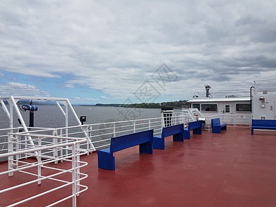 魁北克和加拿大利维斯之间的渡轮船运输巡航旅行背景图片
