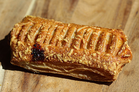 装满奶酪 木制背景的纸面糕饼面包乡村油炸团体甜点面团午餐早餐面包食物糕点图片