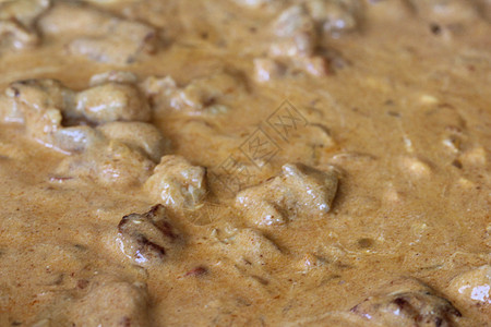 印度自烤鸡肉土豆酱 在厨房的锅里图片
