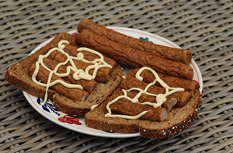 用蛋黄酱做面包的frikandel面条 一种传统的荷兰小点心 一种碎肉热狗美食酒吧土豆洋葱香肠餐厅小吃猪肉午餐油炸图片