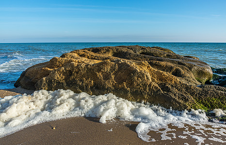 海岸上的大利姆斯通岩石海潮寂寞季节乡村悬崖海岸线海景蓝色晴天贝壳图片