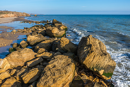 黑海边缘的大块石头蓝色波浪海滩海潮村庄晴天贝壳季节海景岩石图片