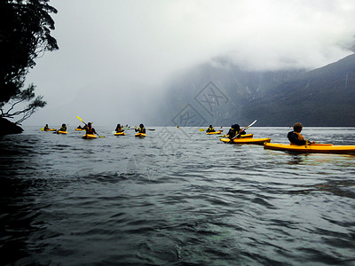 数名年轻的皮艇闲暇乐趣灰色黄色活动旅行海洋运动员休闲运动图片