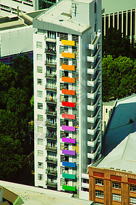 builin的彩虹阳台房子街道城市蓝色天空建筑学窗户黄色建筑红色图片
