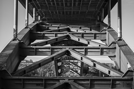从桥下查看Name三角形灰色黑色城市白色景观街道柱子场景工业图片