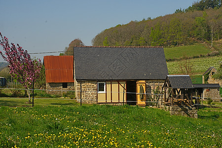 和平的法国农村小石块小屋图片