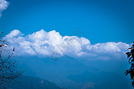 喜马拉雅山脉多云阴天早晨的背景照片 梦幻般的风景 蓬松的天气 狂野的东亚印第安自然之美 华丽的 和平宁静的孤独和平静的形象禅意天图片