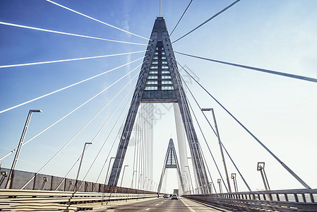 大桥和蓝天空 在大桥上 河边的布里奇地标蓝色基础设施电缆建筑天空交通街道旅行穿越图片