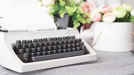 带有纸张的旧式打字机 复古机技术字母女性床单新闻业作家金属故事键盘机器作者图片