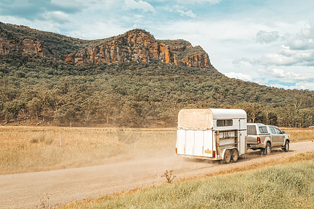 四轮驱动的马车沿着澳大利亚乡村的土路行驶图片