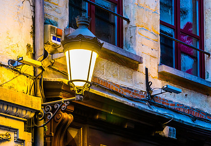 一座城市房屋 佛兰德建筑和户外照明墙壁上的灯光点明旧街道灯笼图片
