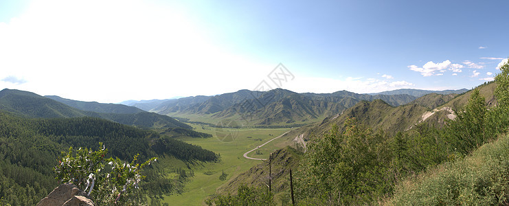 肥沃的山谷和ChikeTaman河口经过的全景图象 戈尔尼阿尔泰 西伯利亚 俄罗斯 景观场地地标蓝色森林环境太阳旅行远足风景天空图片
