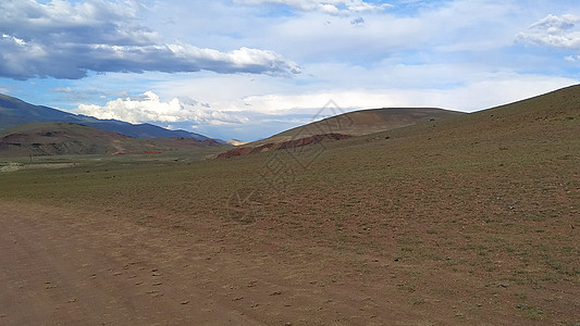 穿过山谷的公路环绕着山峰 戈尔尼阿尔泰 西伯利亚 俄罗斯地平线季节沙漠山脉蓝色地标木头小路农村荒野图片