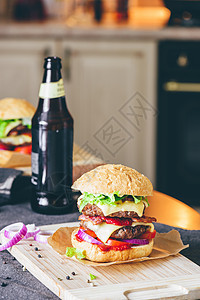 奶酪汉堡 啤酒瓶和一些成分 笑厨房食物胡椒熏肉香料牛肉猪肉午餐芝士美食图片