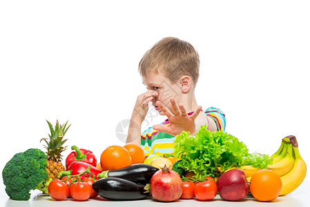 男孩和蔬菜 未经爱的食品概念照片图片