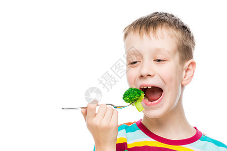 白人背景男孩的肖像 孩子吃西兰花图片