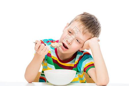 吃粥的男孩 白背面被孤立的儿童肖像图片